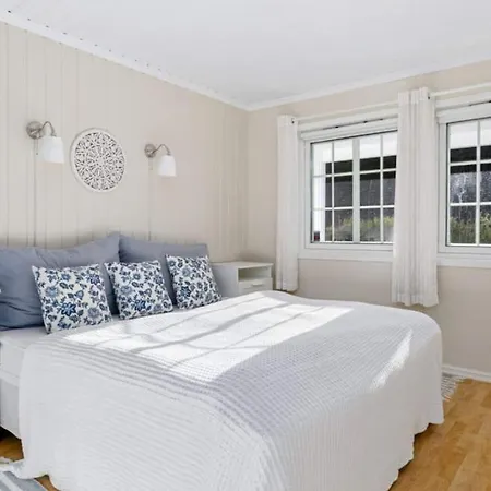 Villa Spacious With Heated Pool And Stunning View