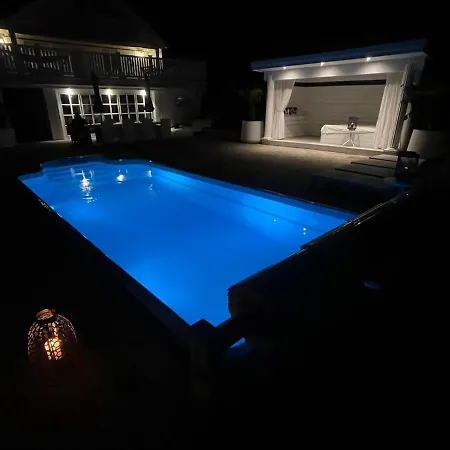 Spacious With Heated Pool And Stunning View فيلة *