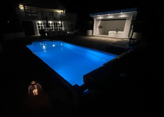 Spacious With Heated Pool And Stunning View فيلة *