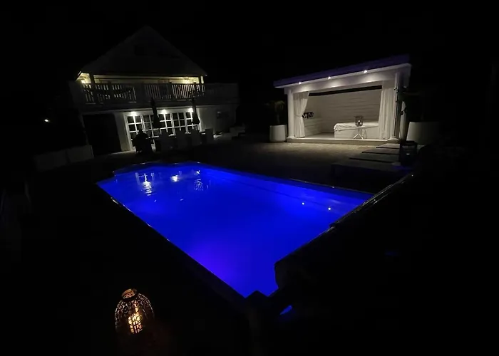 Spacious With Heated Pool And Stunning View